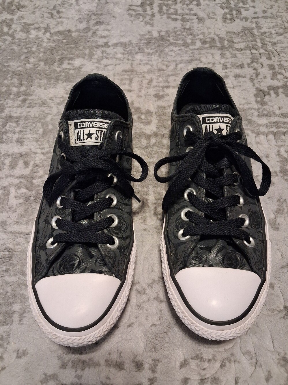 Converse | Black Low tops With Rose Pattern - Picture 2 of 7